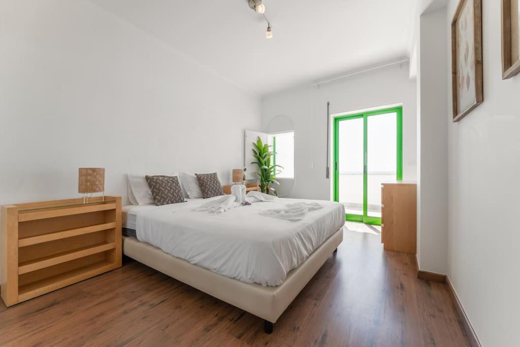 Sunset Terrace - Beachfront Apartment With Private Parking Nazaré Exterior photo